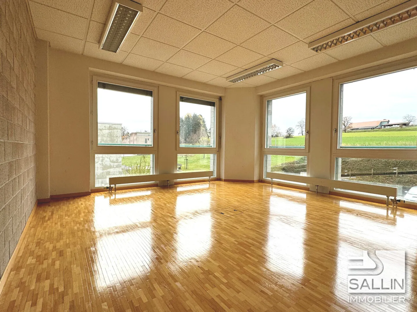 Verwaltungsfläche von ca. 270 m² mit 3 Außenparkplätzen und 2 Innenplätzen. - Foto 5 von 7