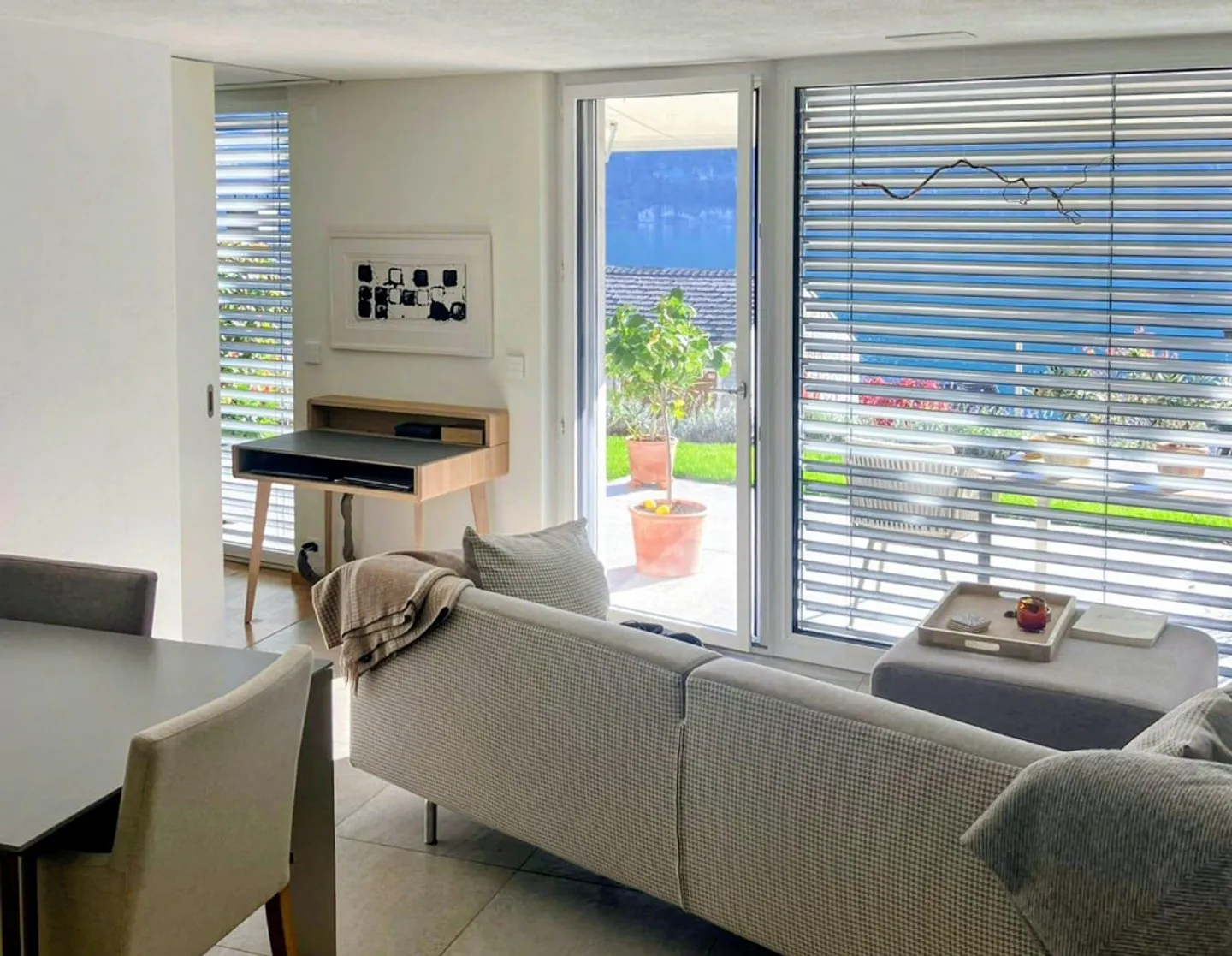 Beautiful 2.5-room apartment with lake view – 50 m², terrace & garden - Photo 3 of 12