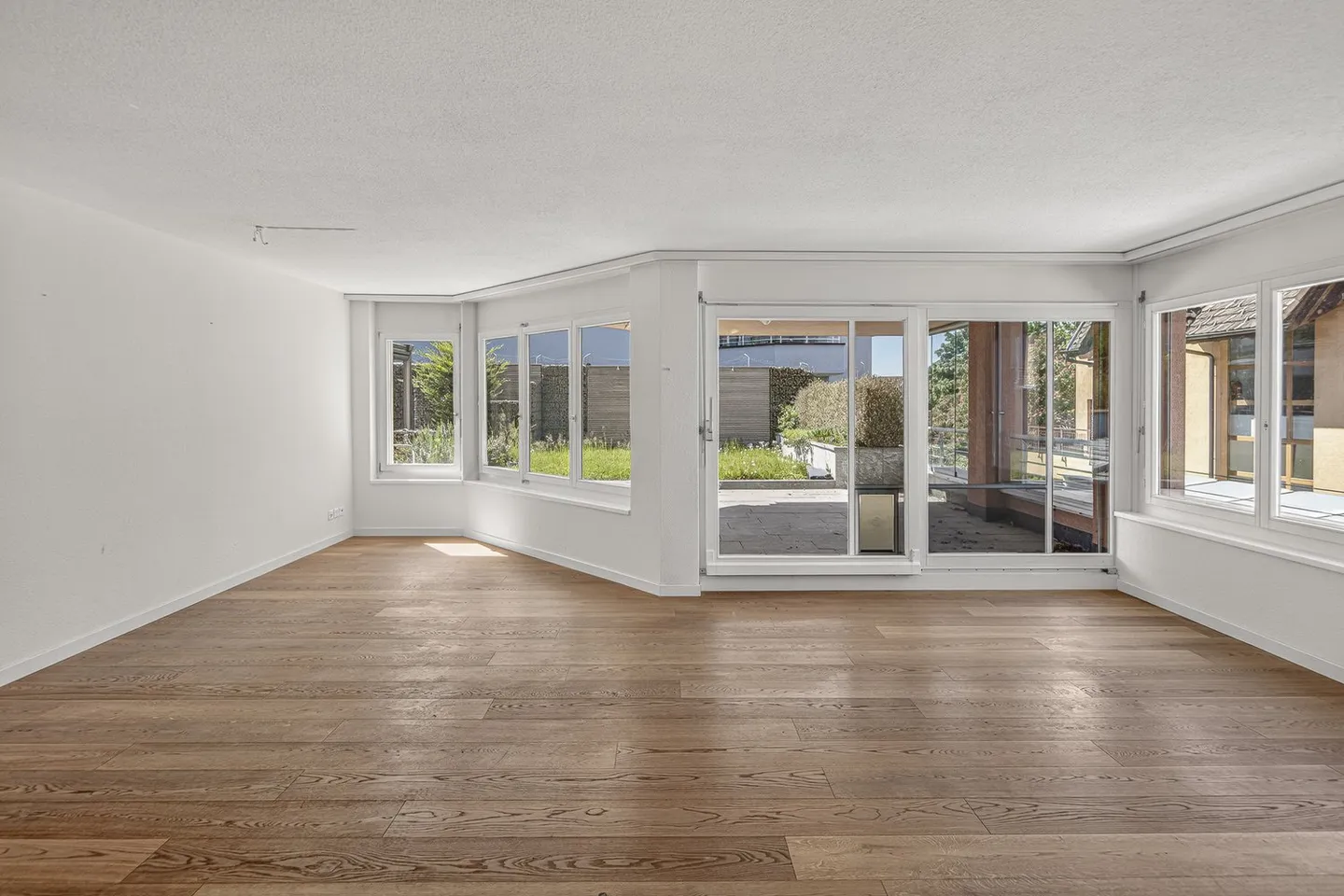 Bright 4-room apartment with balcony and garage in Hünenberg - Photo 2 of 12