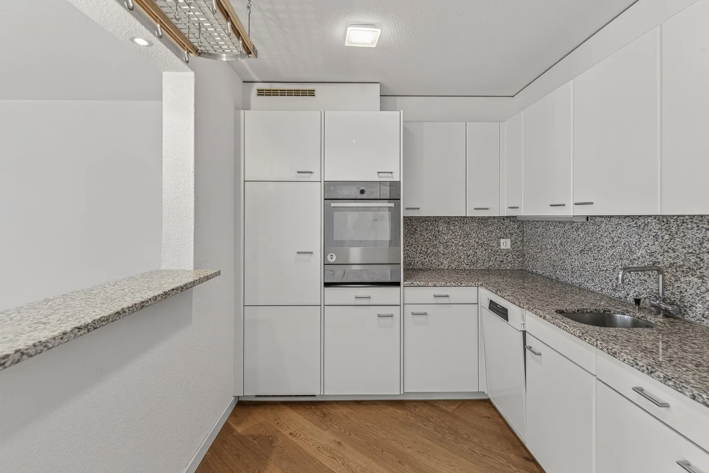 Bright 4-room apartment with balcony and garage in Hünenberg - Photo 4 of 12