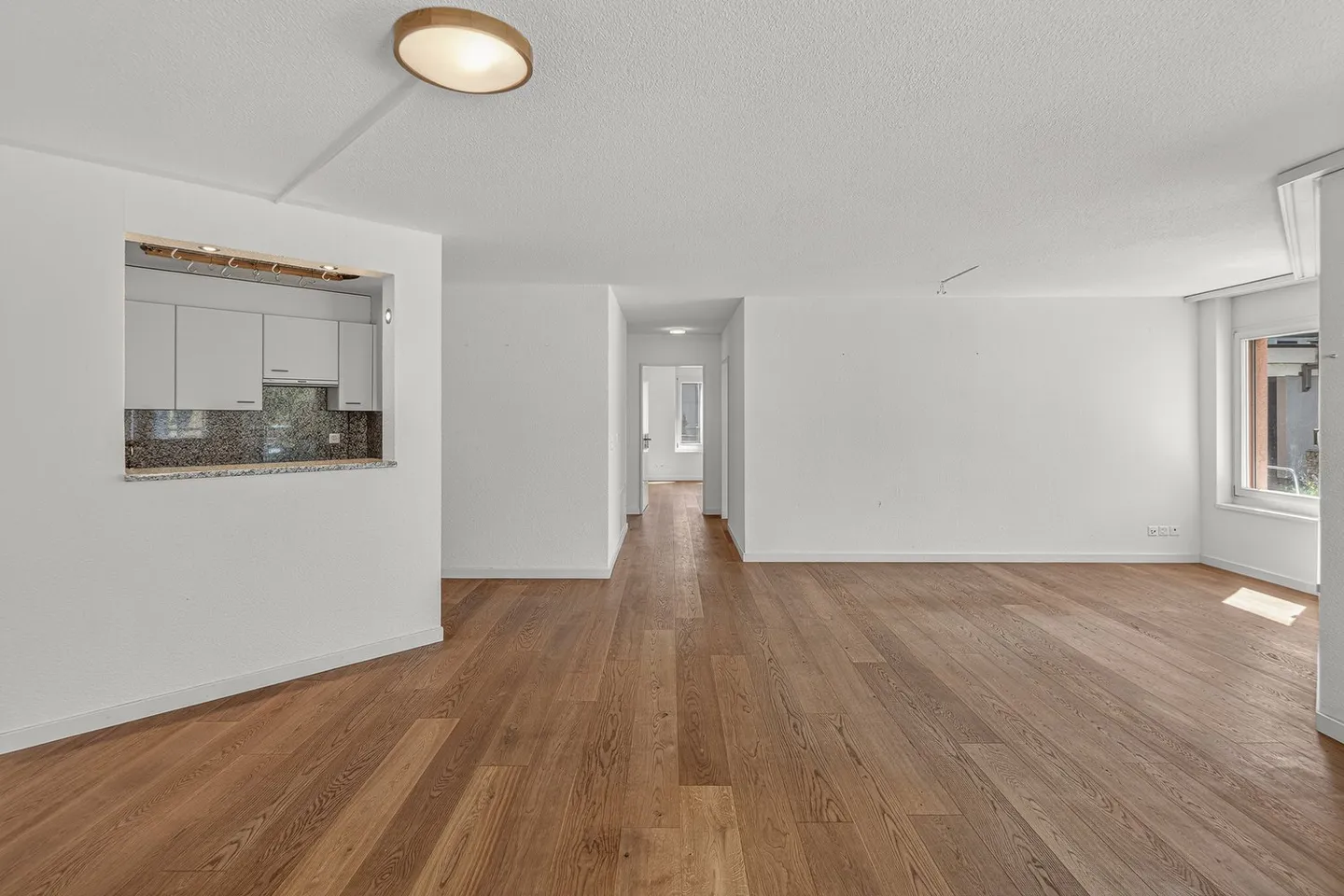 Bright 4-room apartment with balcony and garage in Hünenberg - Photo 3 of 12