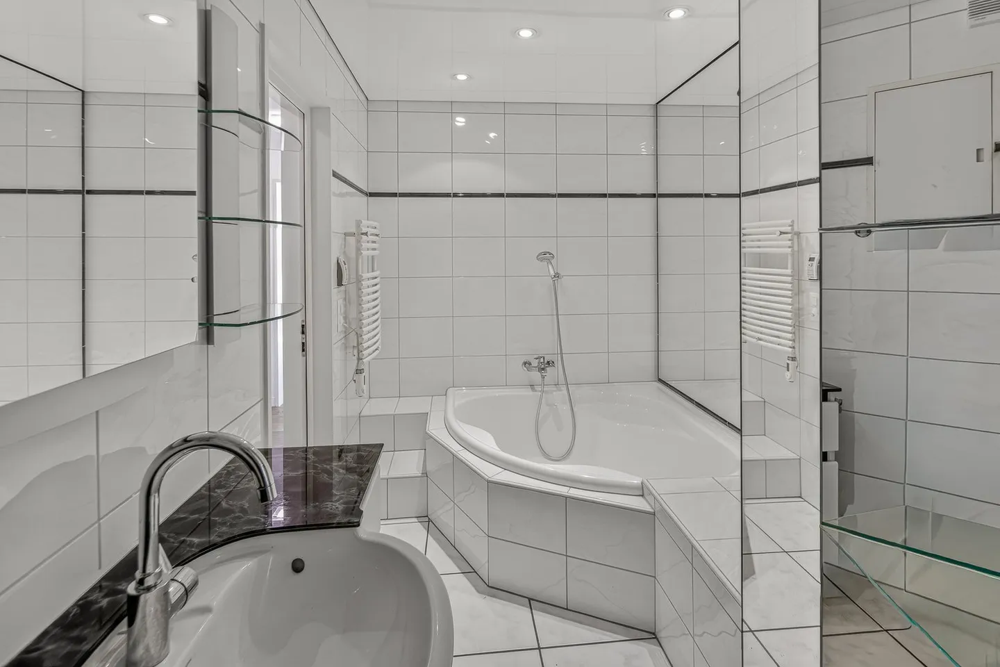 Bright 4-room apartment with balcony and garage in Hünenberg - Photo 8 of 12
