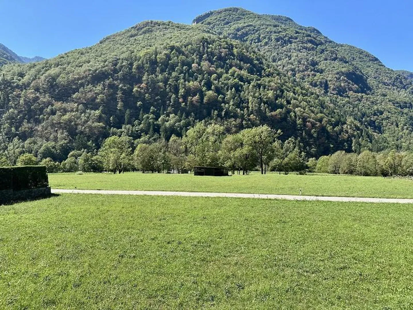 Terrain constructible de 700m2 Zone R3 - Photo 1 sur 11