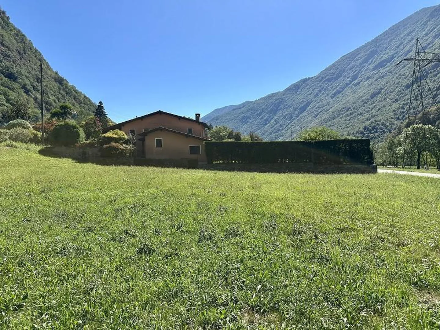 Terrain constructible de 700m2 Zone R3 - Photo 2 sur 11