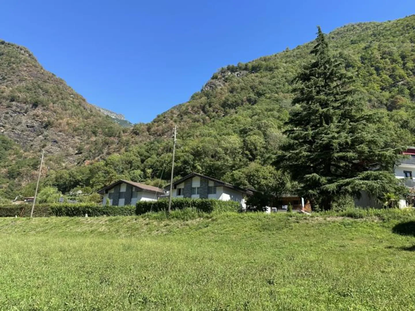 Terrain constructible de 700m2 Zone R3 - Photo 3 sur 11