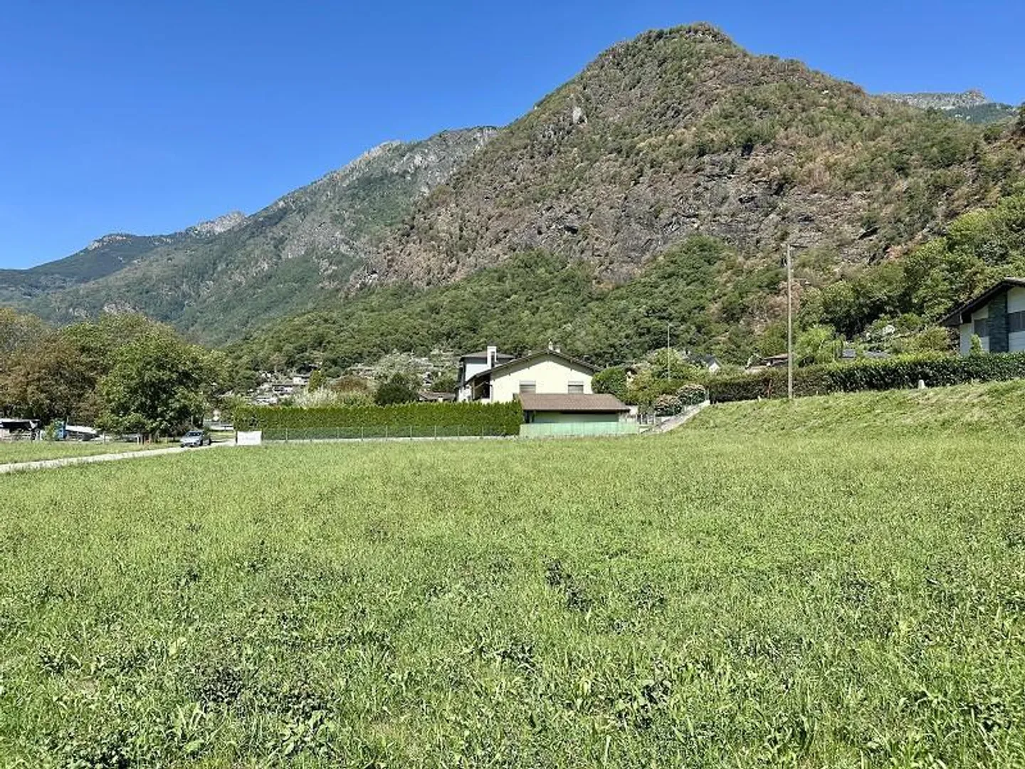 Terrain constructible de 700m2 Zone R3 - Photo 4 sur 11