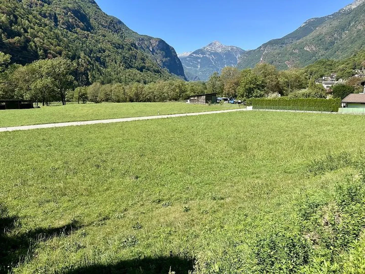 Terrain constructible de 700m2 Zone R3 - Photo 6 sur 11