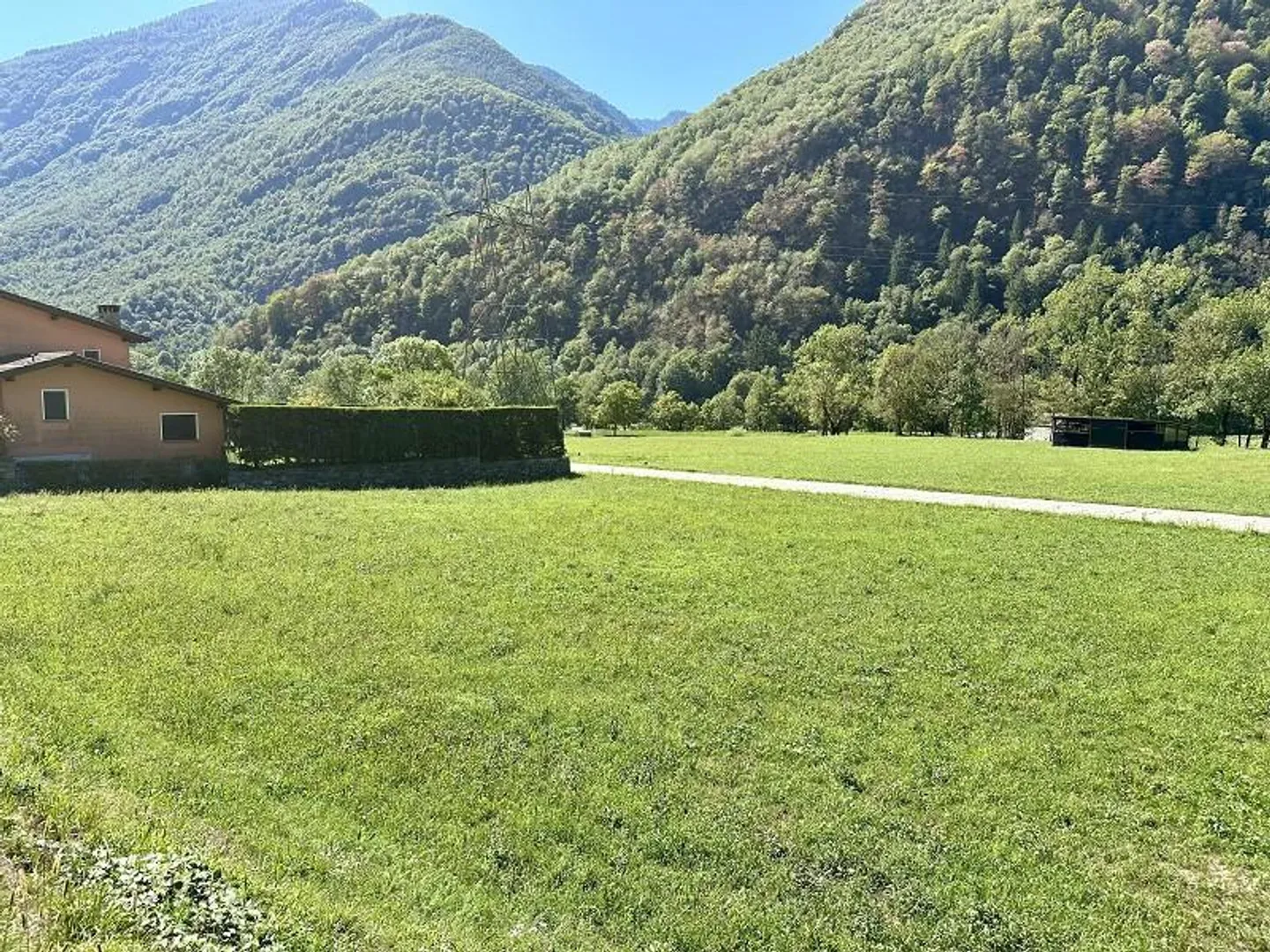 Terrain constructible de 700m2 Zone R3 - Photo 7 sur 11