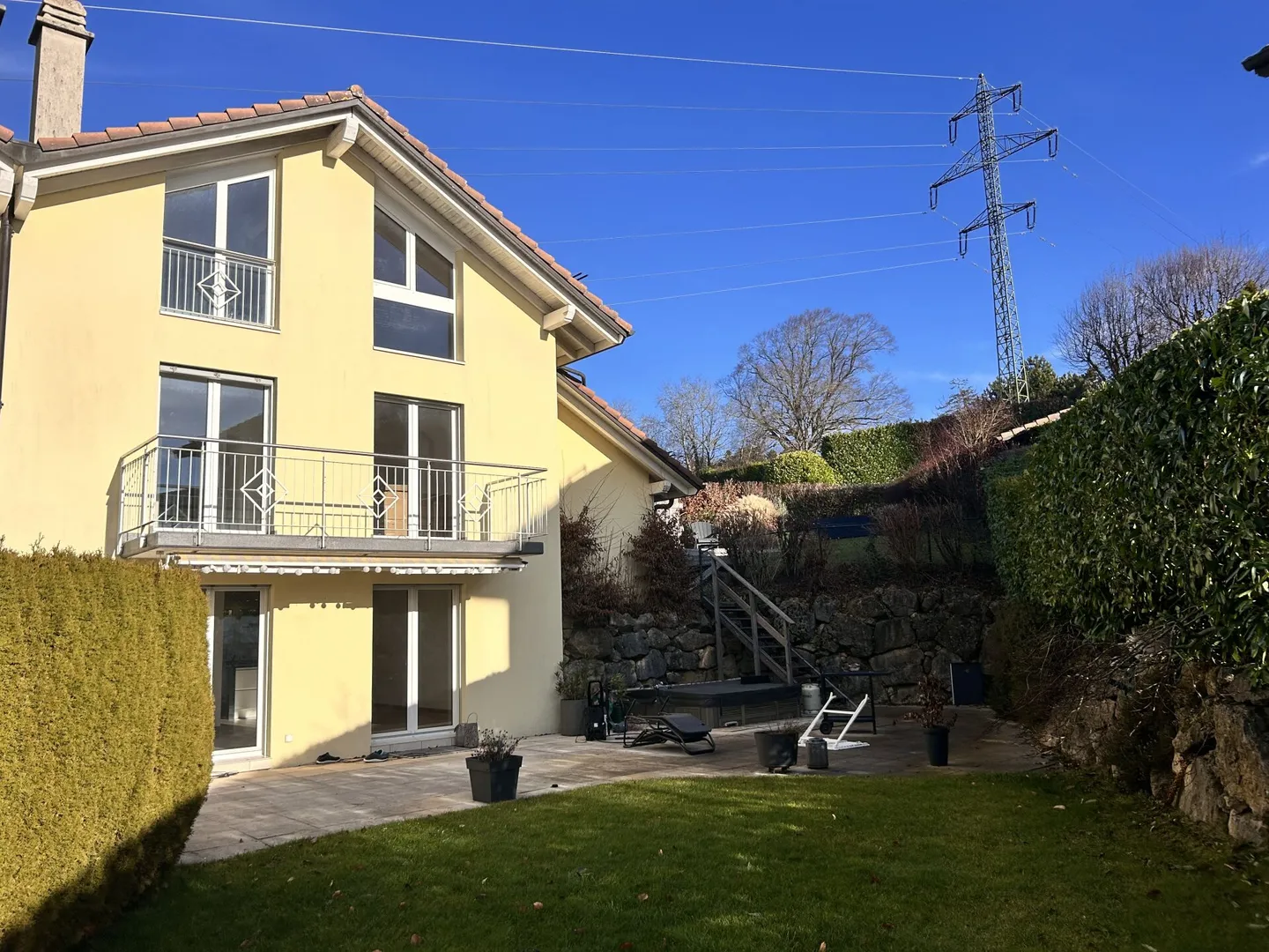 Villa in ruhiger Lage nur wenige Schritte von den Annehmlichkeiten entfernt - Foto 1 von 14