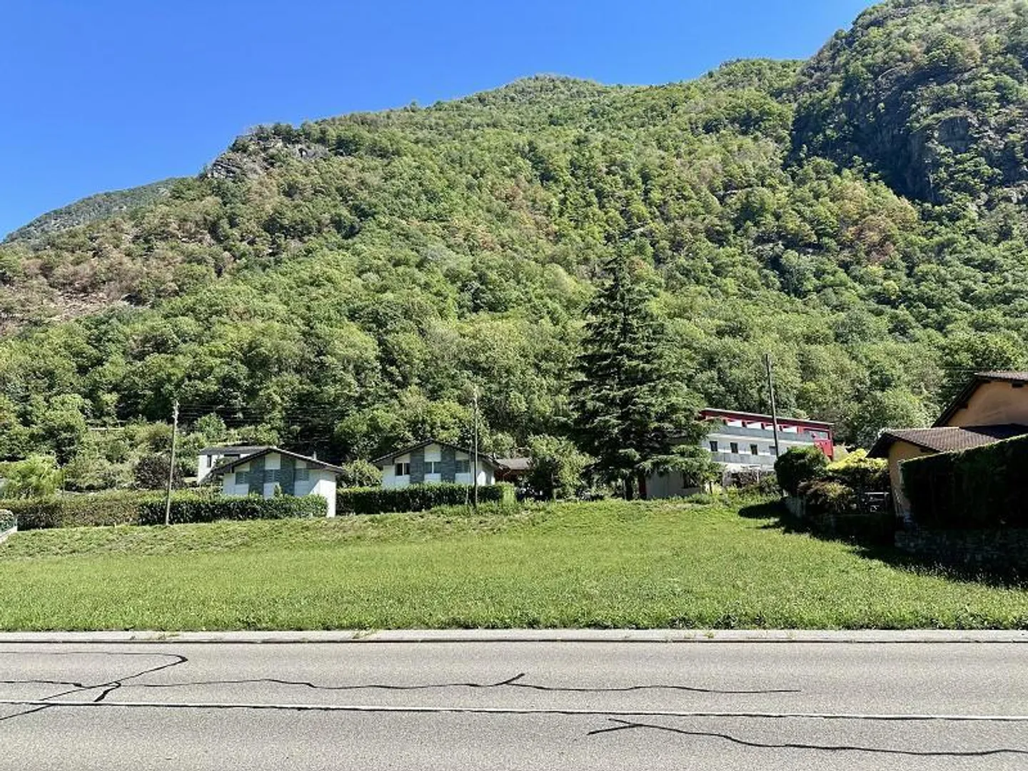 Terrain constructible de 700m2 Zone R3 - Photo 8 sur 11