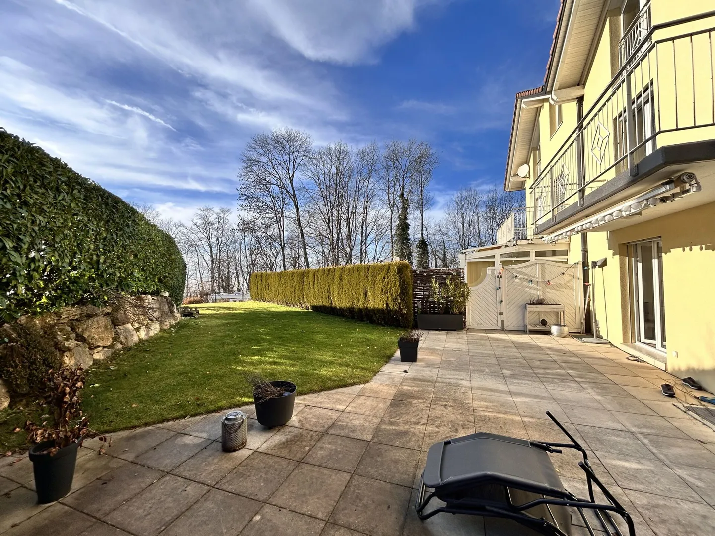 Villa in ruhiger Lage nur wenige Schritte von den Annehmlichkeiten entfernt - Foto 2 von 14