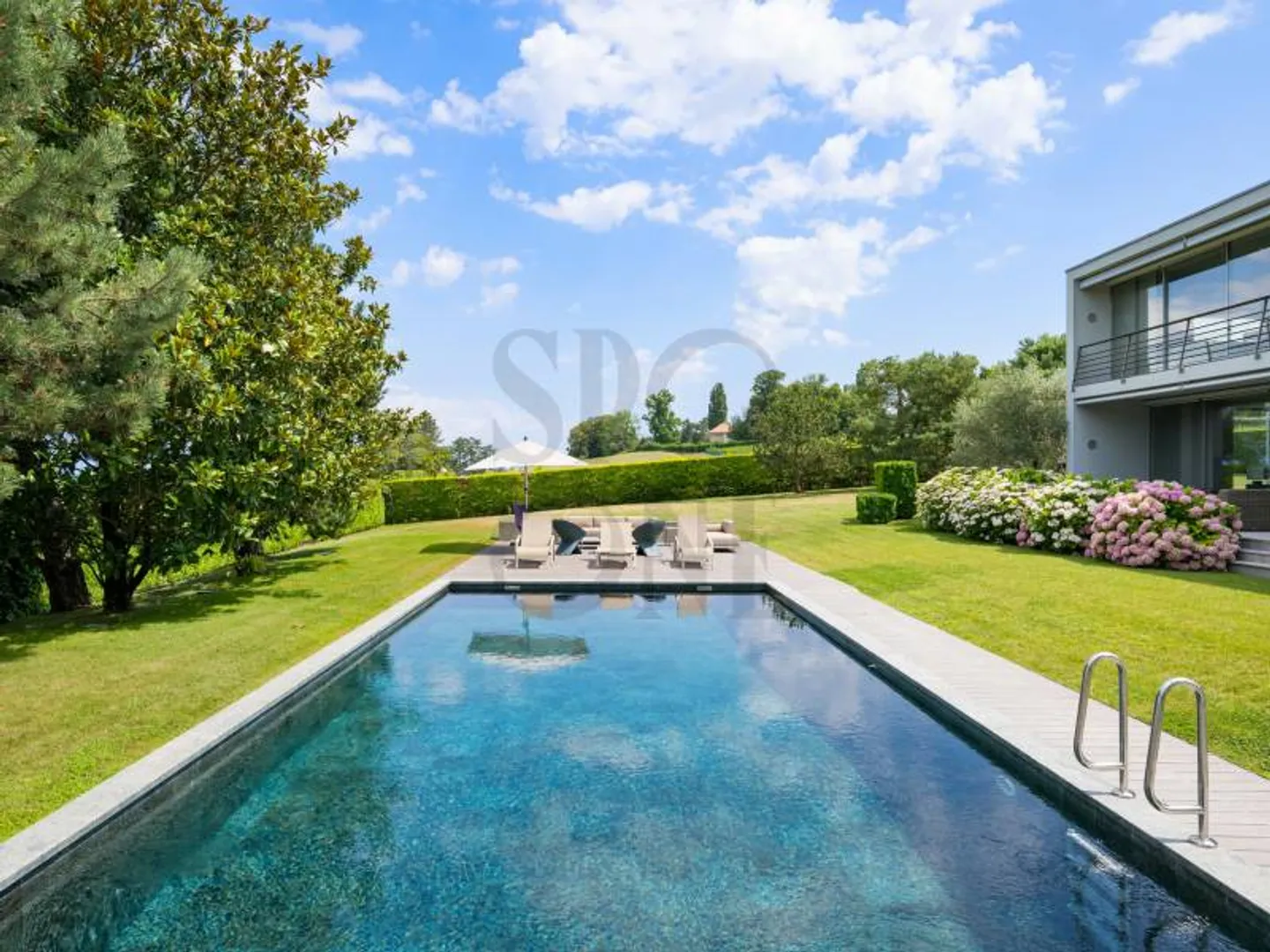 Maison Familiale Contemporaine avec Piscine - Photo 2 sur 11