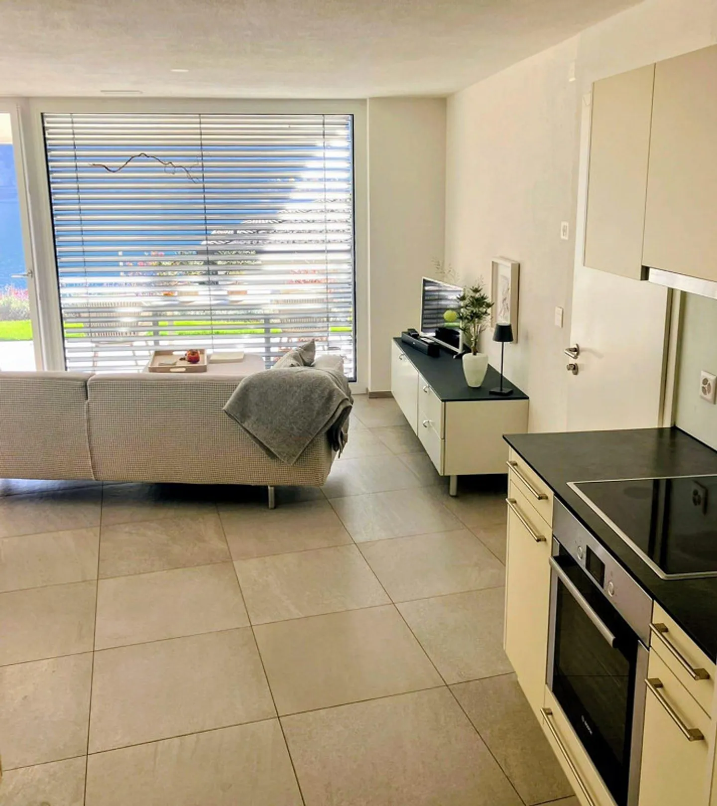 Beautiful 2.5-room apartment with lake view – 50 m², terrace & garden - Photo 10 of 12