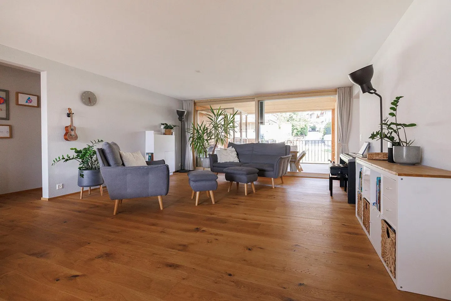Naturnah und Neuwertig - Grosszügige 5.5 Zimmer Wohnung mit Weitblick - Foto 2 di 12
