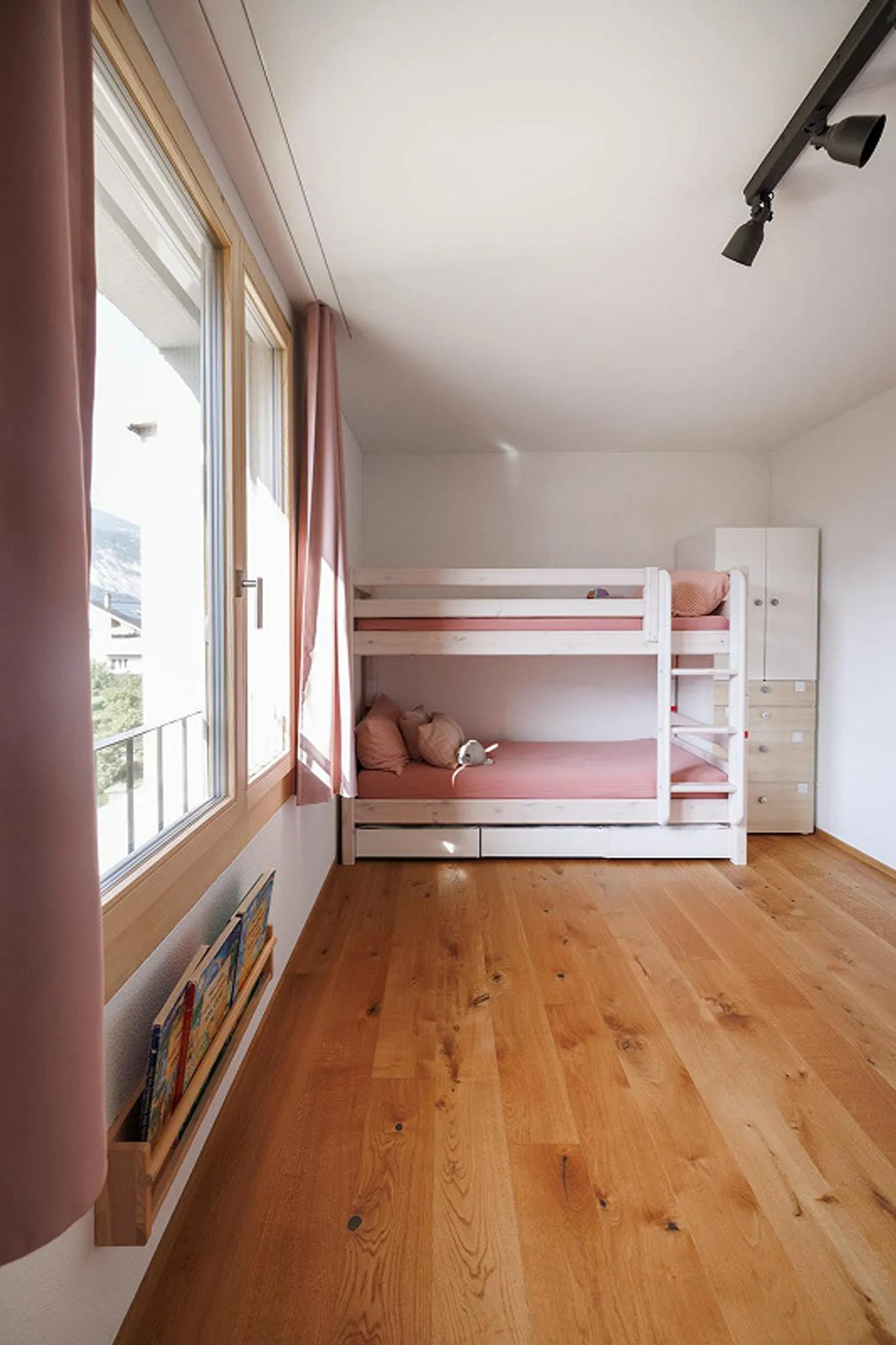 Naturnah und Neuwertig - Grosszügige 5.5 Zimmer Wohnung mit Weitblick - Foto 8 di 12