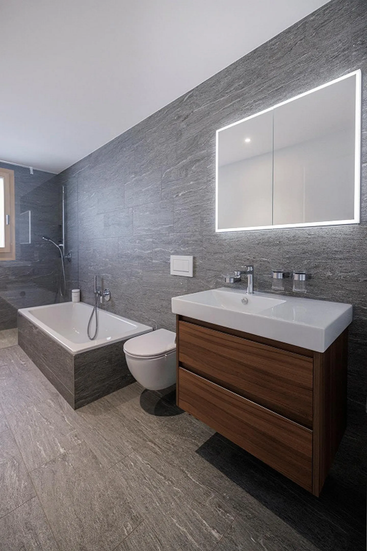 Naturnah und Neuwertig - Grosszügige 5.5 Zimmer Wohnung mit Weitblick - Foto 9 di 12