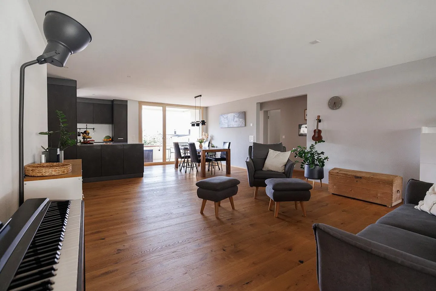 Naturnah und Neuwertig - Grosszügige 5.5 Zimmer Wohnung mit Weitblick - Foto 4 di 12