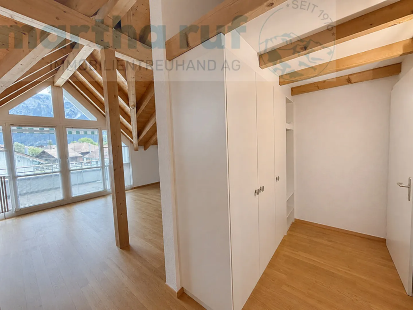 Living Above the Rooftops: 4.5-Room Penthouse Apartment with Mountain View - Photo 11 of 12