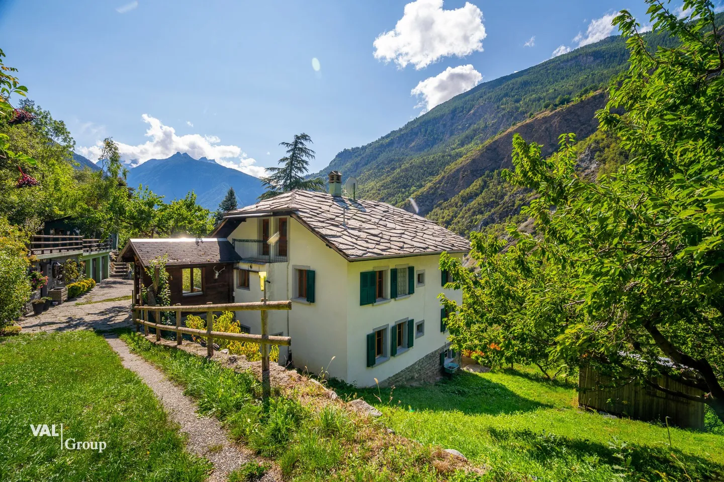 Two-family house with large grounds and outbuildings in the midst of nature above Visp - Photo 14 of 20