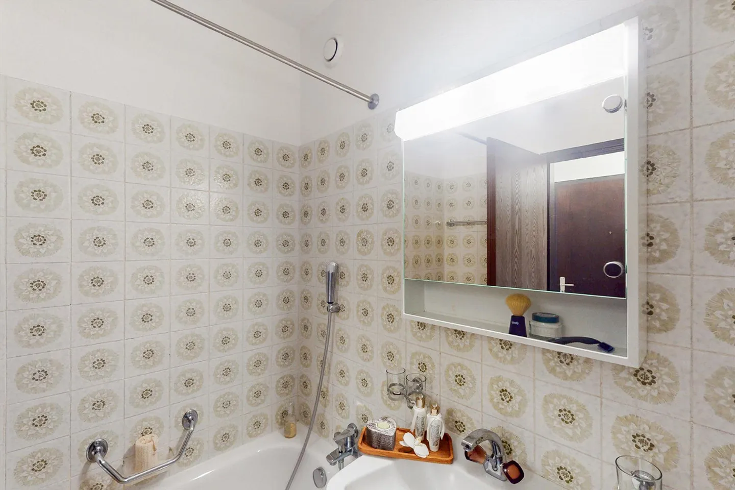 Luminoso 2.5 locali con balcone, piscina e campi da tennis - Foto 8 di 9