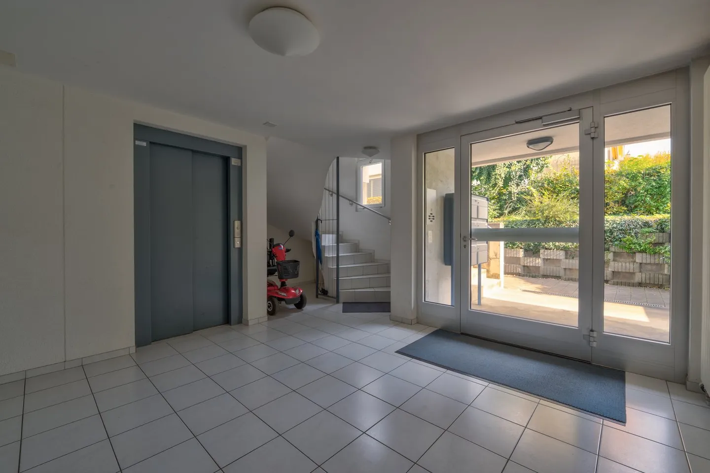 Extraordinary 5.5-room penthouse with panoramic views in Aesch - Photo 2 of 13