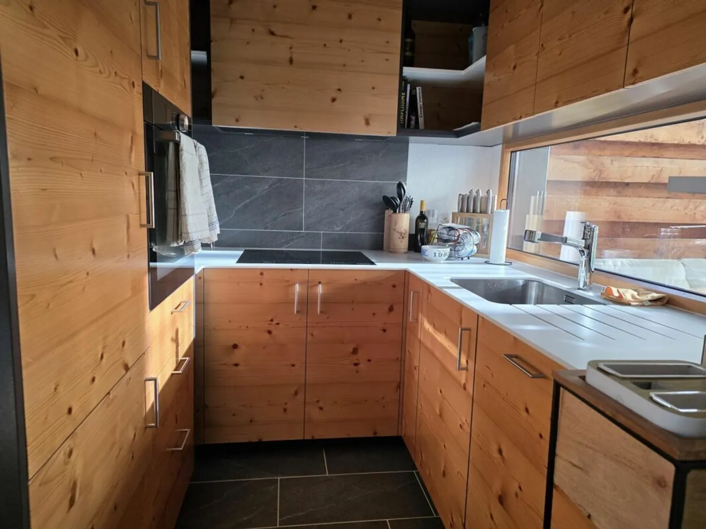 In piedi - Triplex recente con terrazza e posti auto - etichetta Minergie - Foto 8 di 10