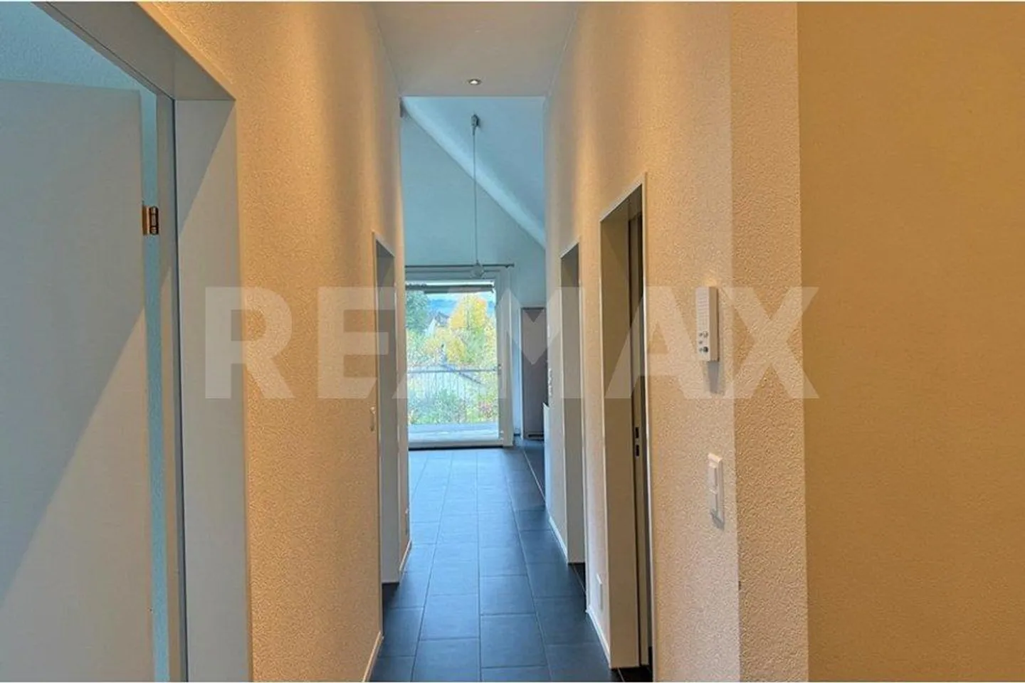 Appartement mansardé moderne de 5.5 pièces - Photo 3 sur 11
