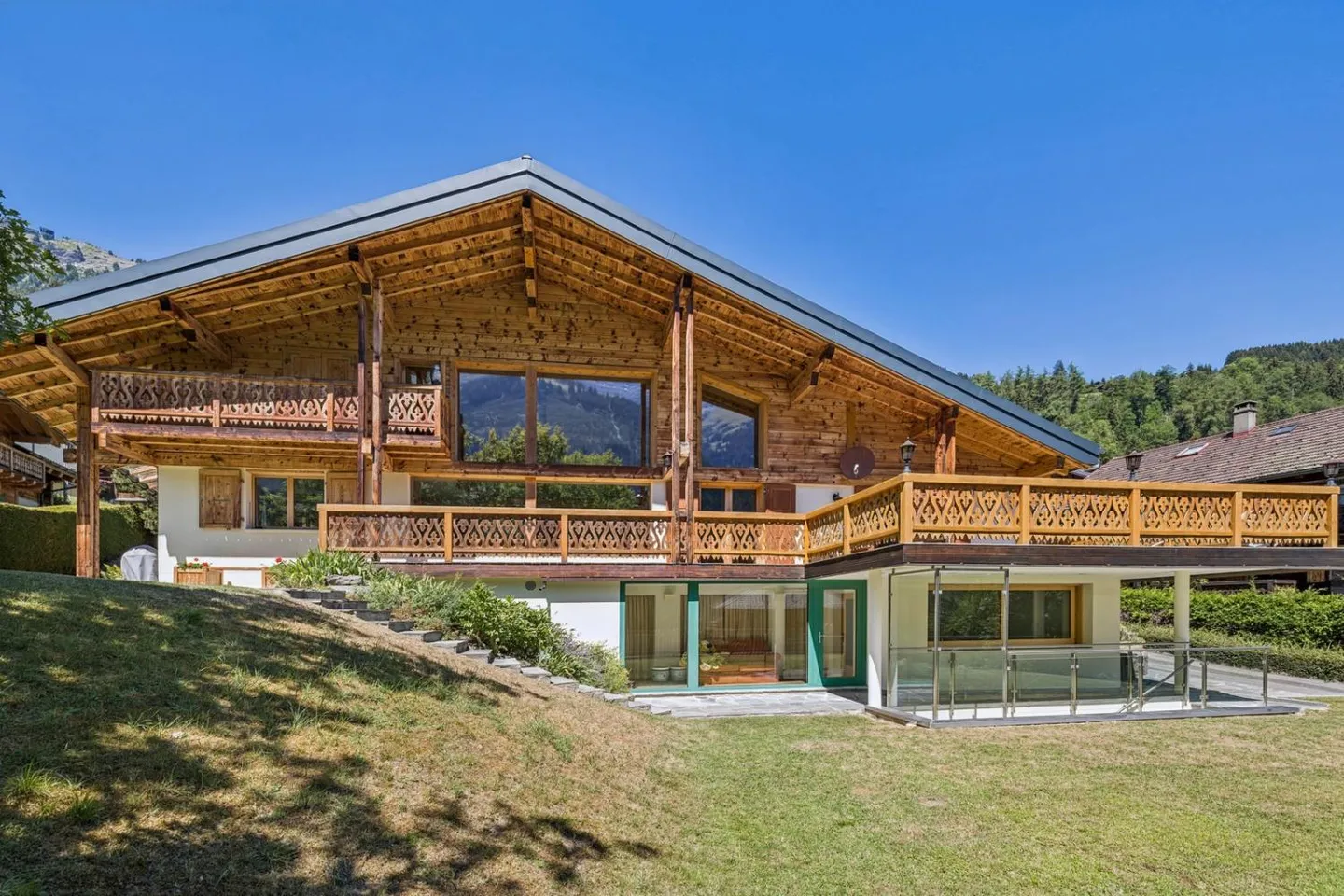 EXCLUSIVITE - CHALET ATYPIQUE - CENTRE VILLAGE sur 2000 m2 de terrain - Photo 2 of 13