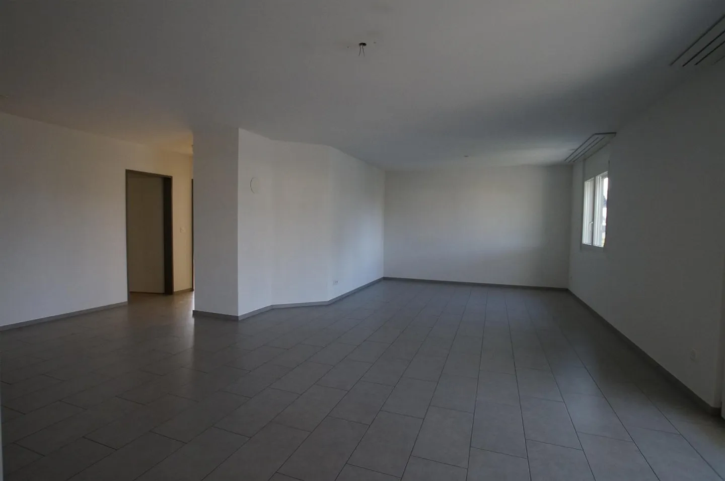 Ampio appartamento di 4 1/2 stanze in un quartiere adatto alle famiglie - Foto 3 di 11