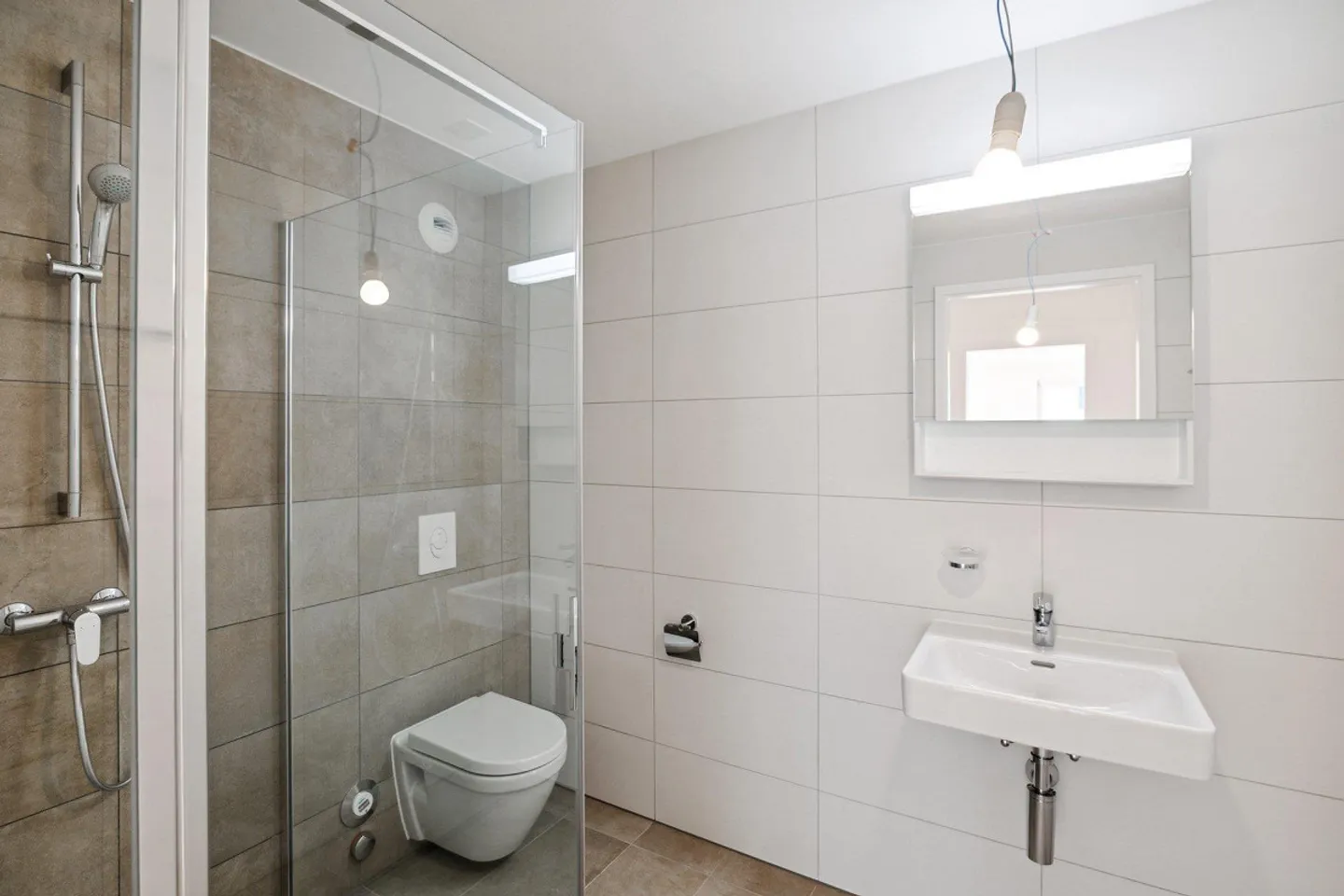 Modern and Bright Apartment - Photo 5 of 10