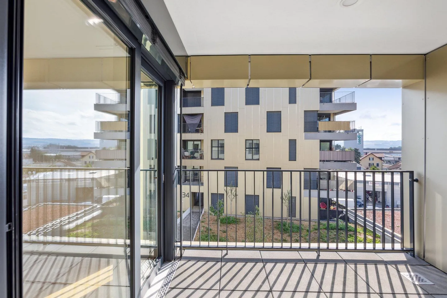 Modern and Bright Apartment - Photo 9 of 10