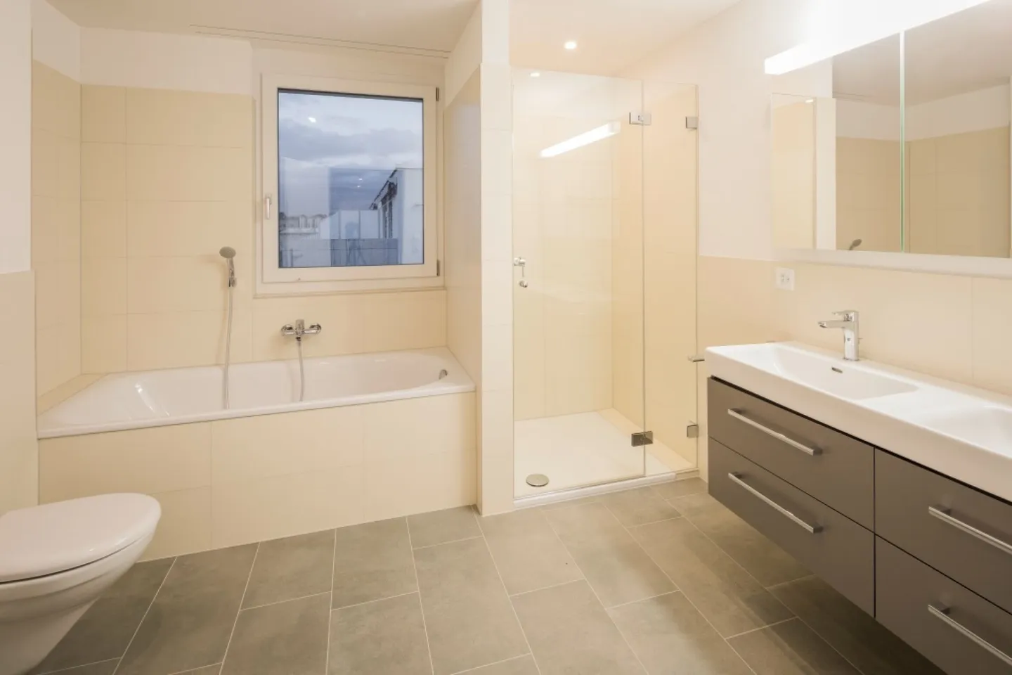 Ampio appartamento di 3,5 locali in standard di proprietà - Foto 9 di 10