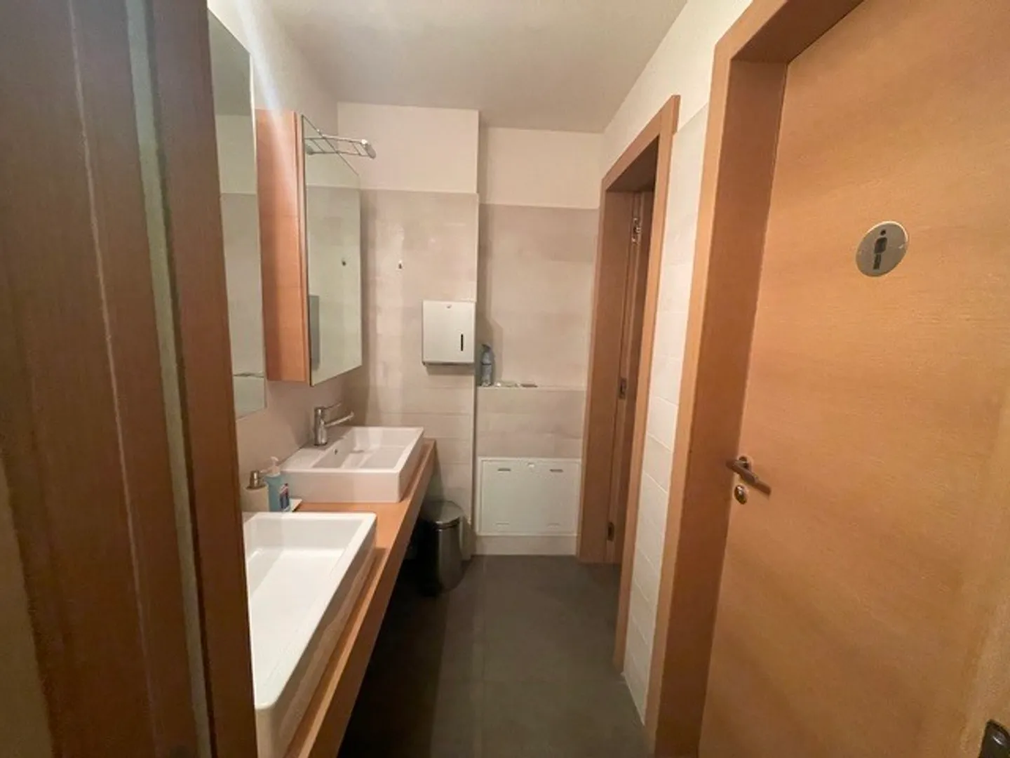 Bureaux Représentatifs avec Vue sur le Lac et Place de Parking au Cœur de Lugano - Photo 8 sur 8