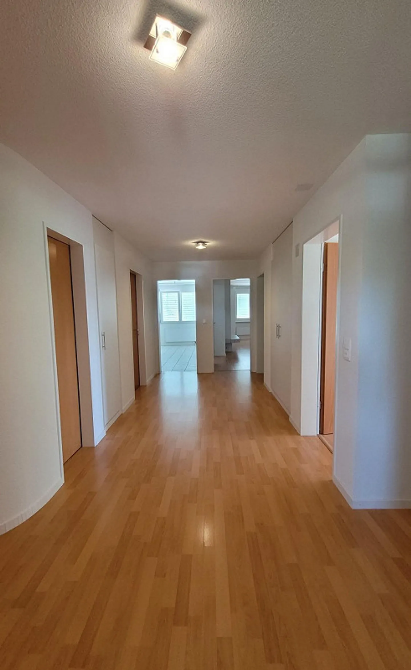 Grosszügige und helle Wohnung an ruhiger Lage - Foto 2 von 20