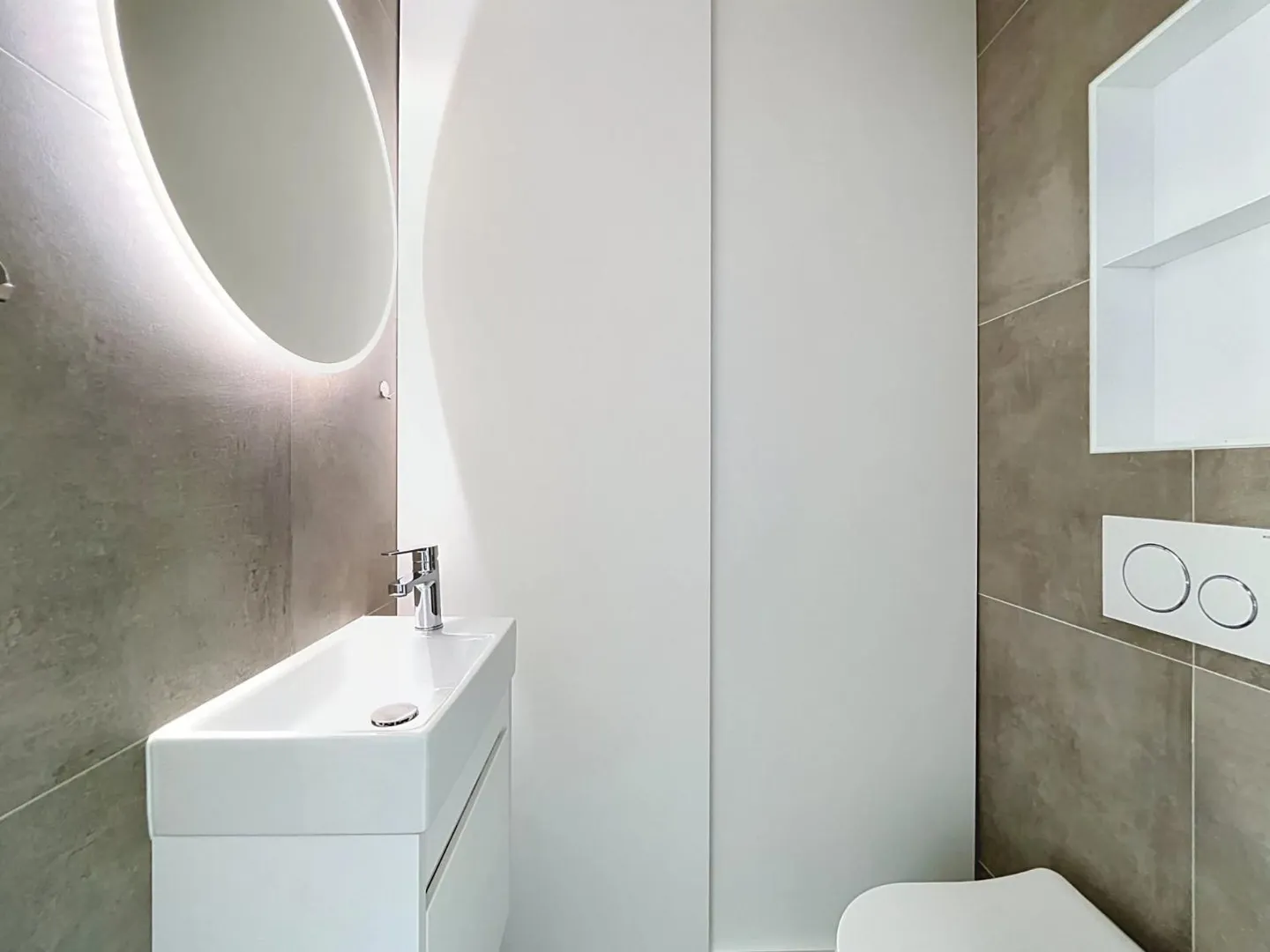 Villa moderna con giardino e terrazze - Foto 5 di 13