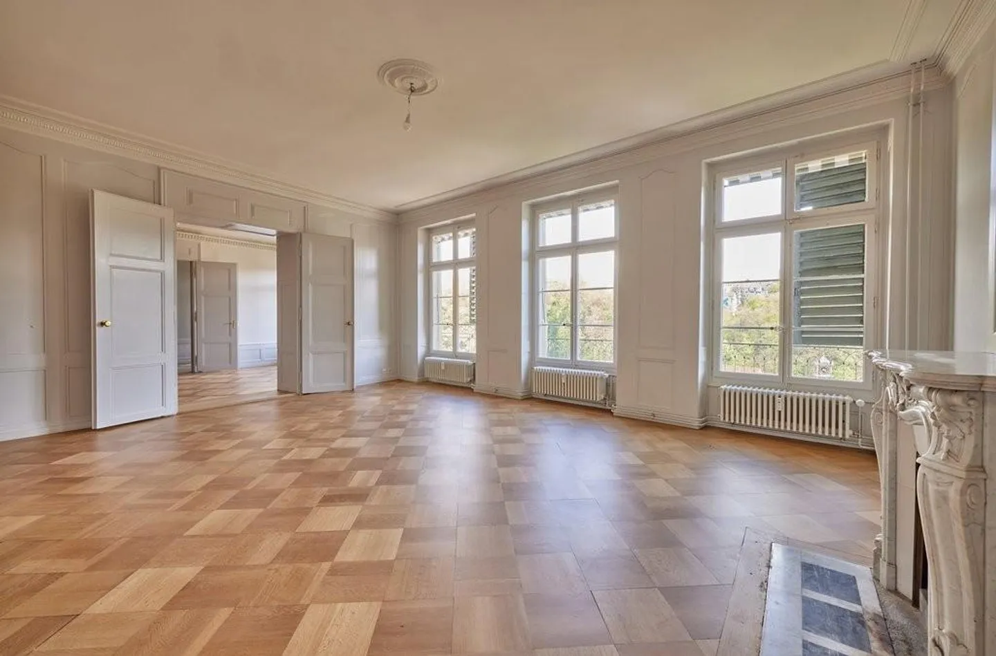 Representative Old Town Apartment - Photo 4 of 12