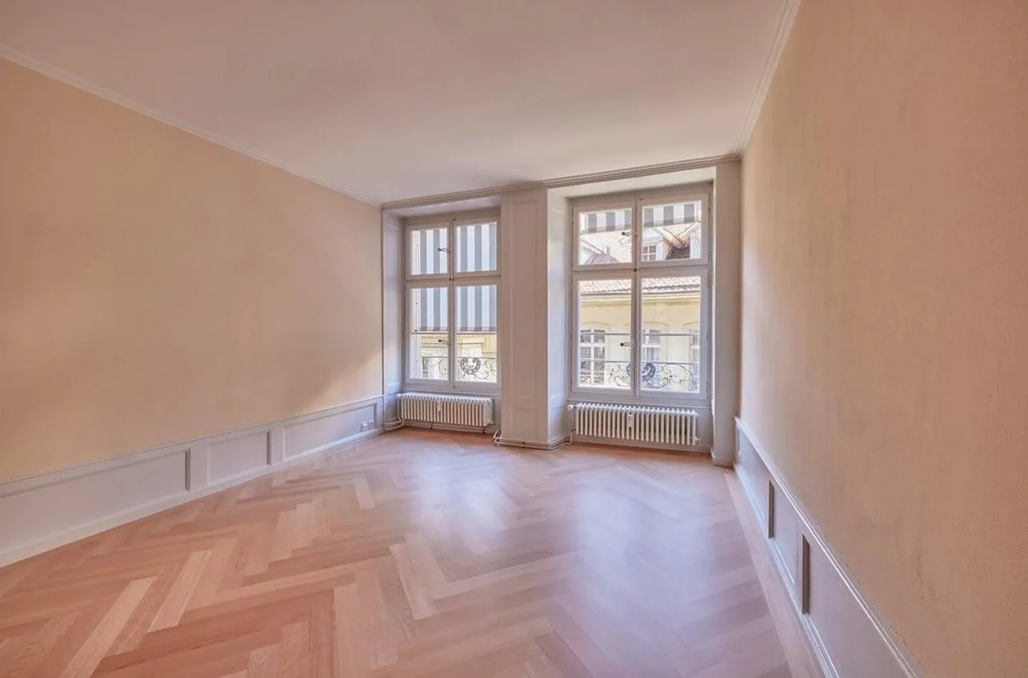 Representative Old Town Apartment - Photo 6 of 12