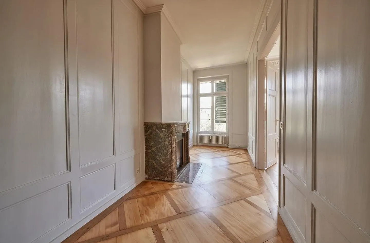 Representative Old Town Apartment - Photo 7 of 12