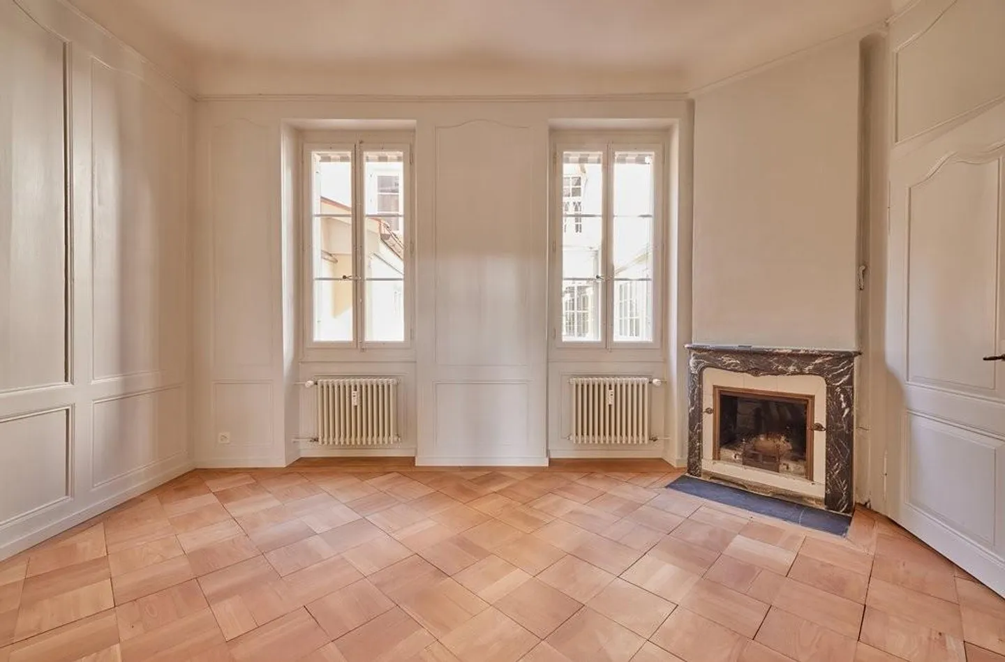 Representative Old Town Apartment - Photo 8 of 12