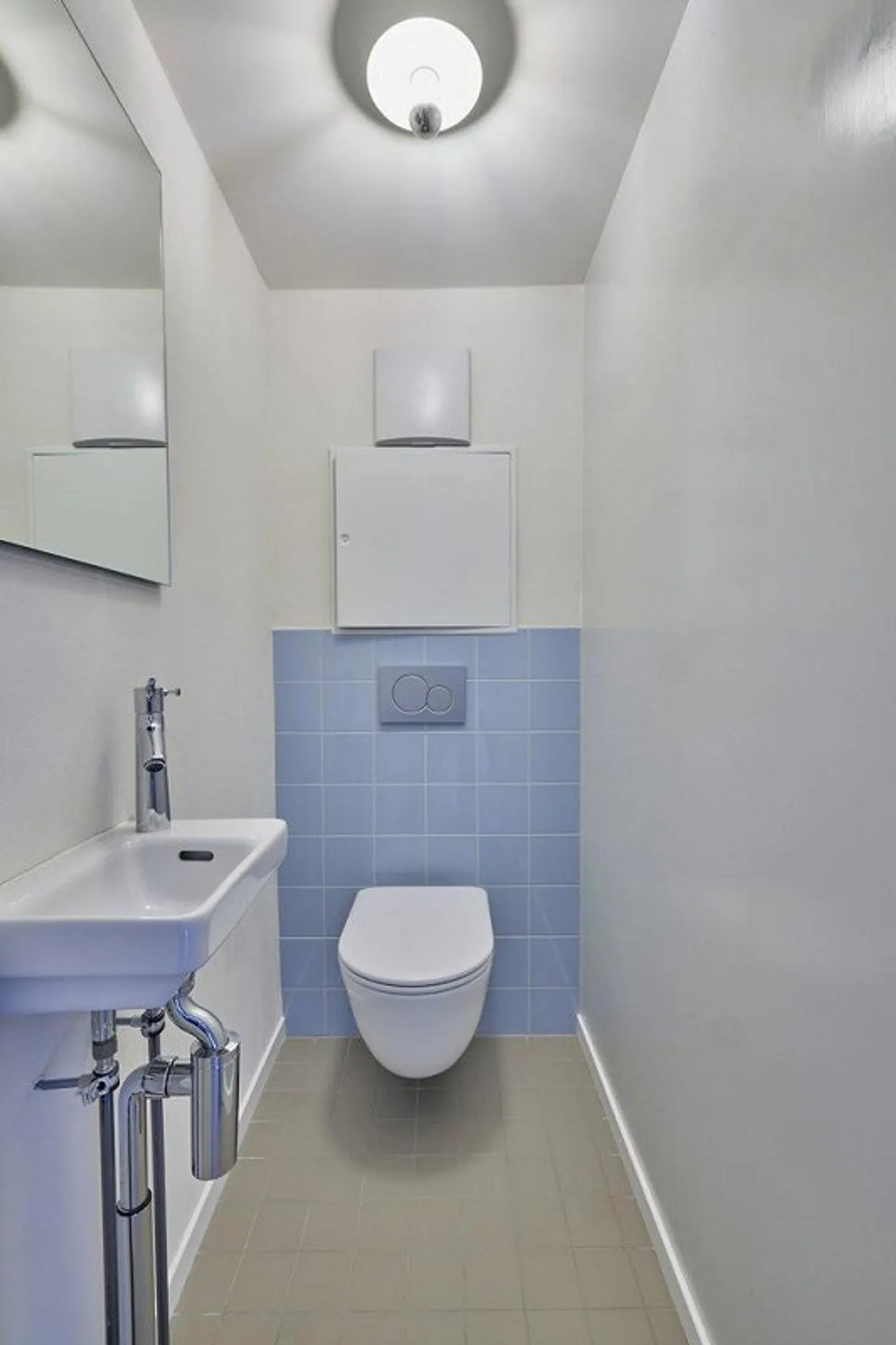 Representative Old Town Apartment - Photo 10 of 12