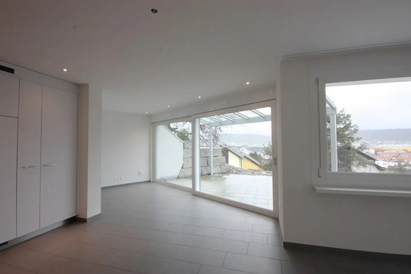 Modern 2.5-room apartment with terrace and view - Photo 2 of 7