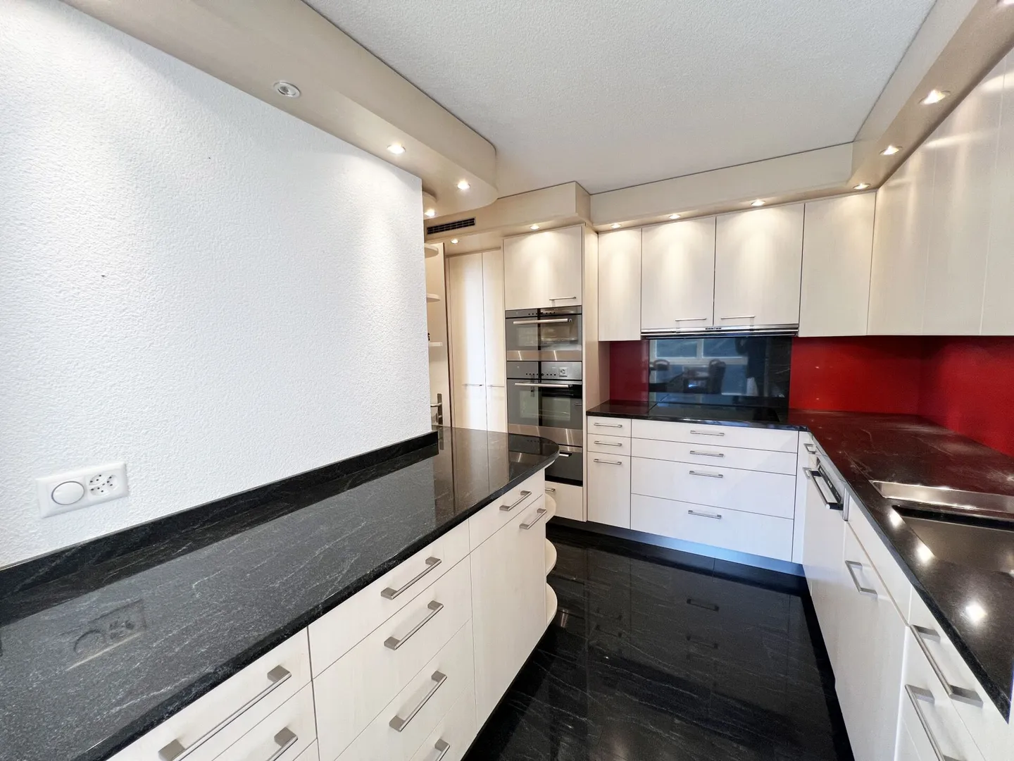 Spacious condominium in a desirable location with a view of greenery - Photo 4 of 9