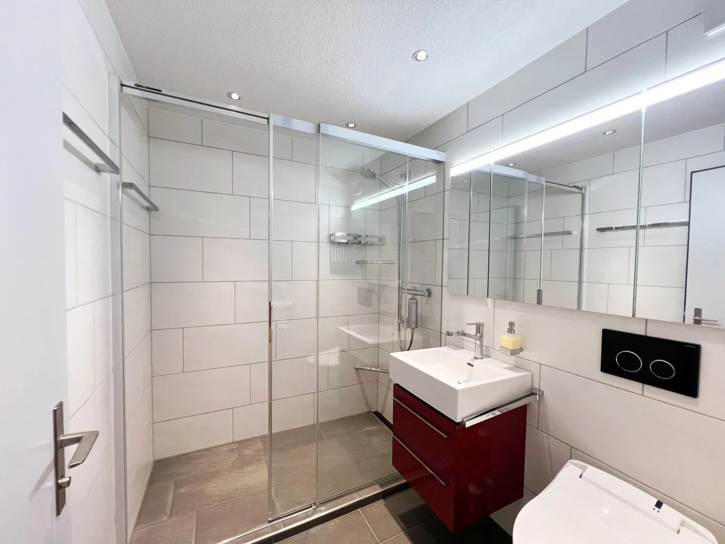 Spacious condominium in a desirable location with a view of greenery - Photo 6 of 9