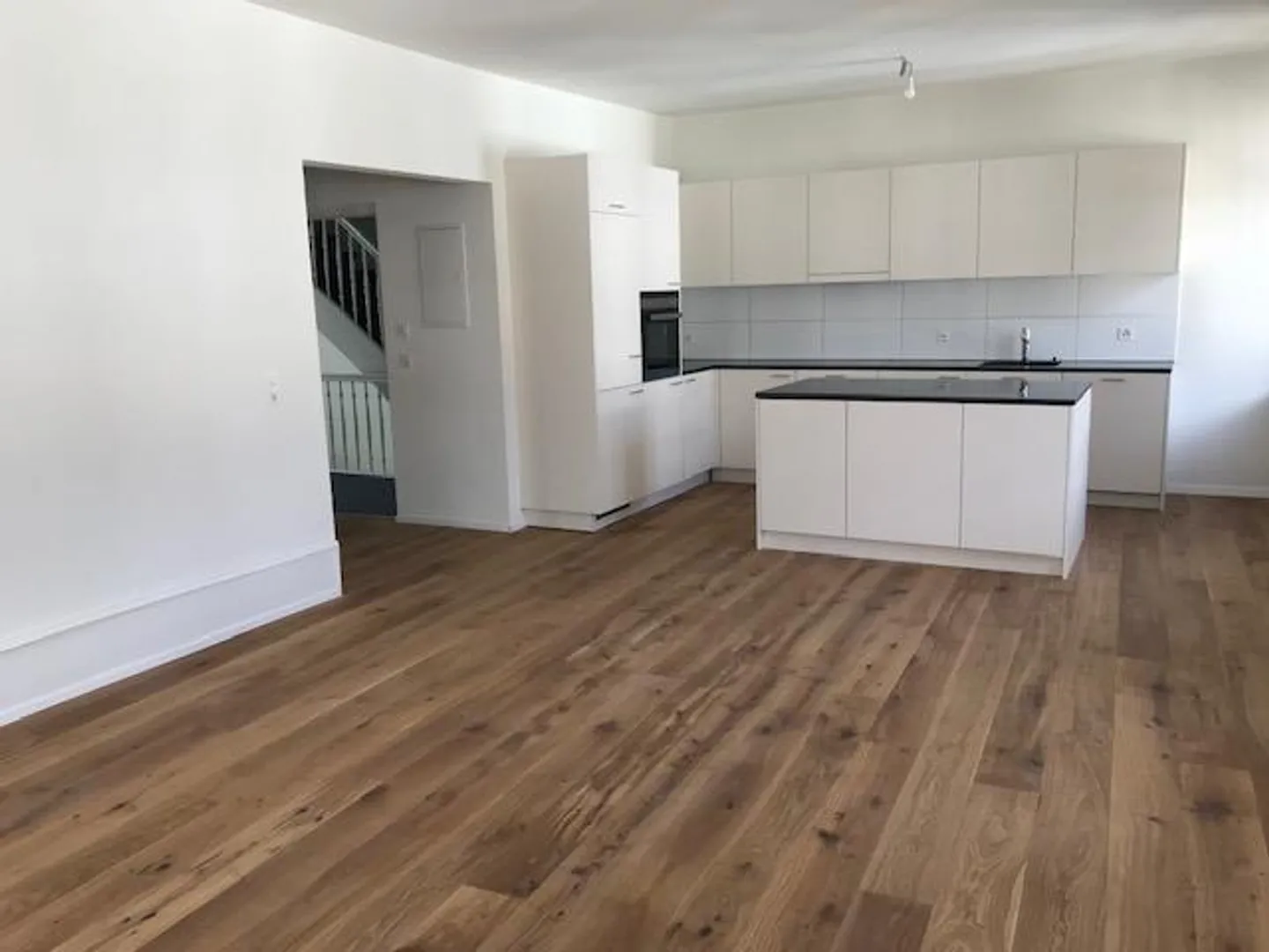 Appartement moderne de 3 pièces avec balcon - Photo 1 sur 9