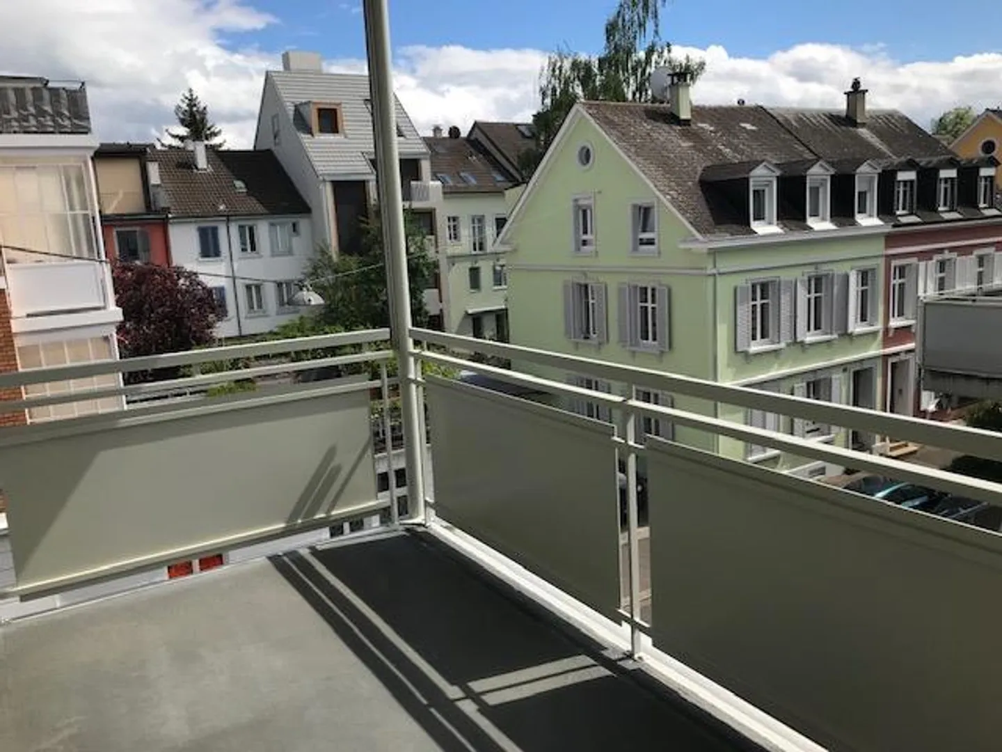 Appartement moderne de 3 pièces avec balcon - Photo 3 sur 9