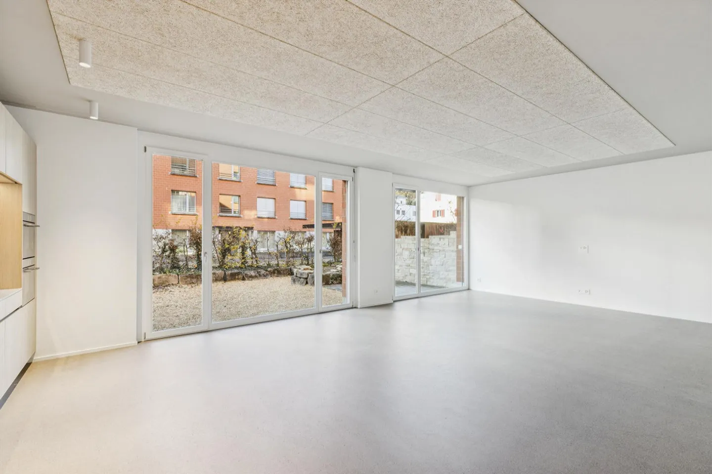 Beautiful first occupancy apartment with studio - Photo 6 of 12