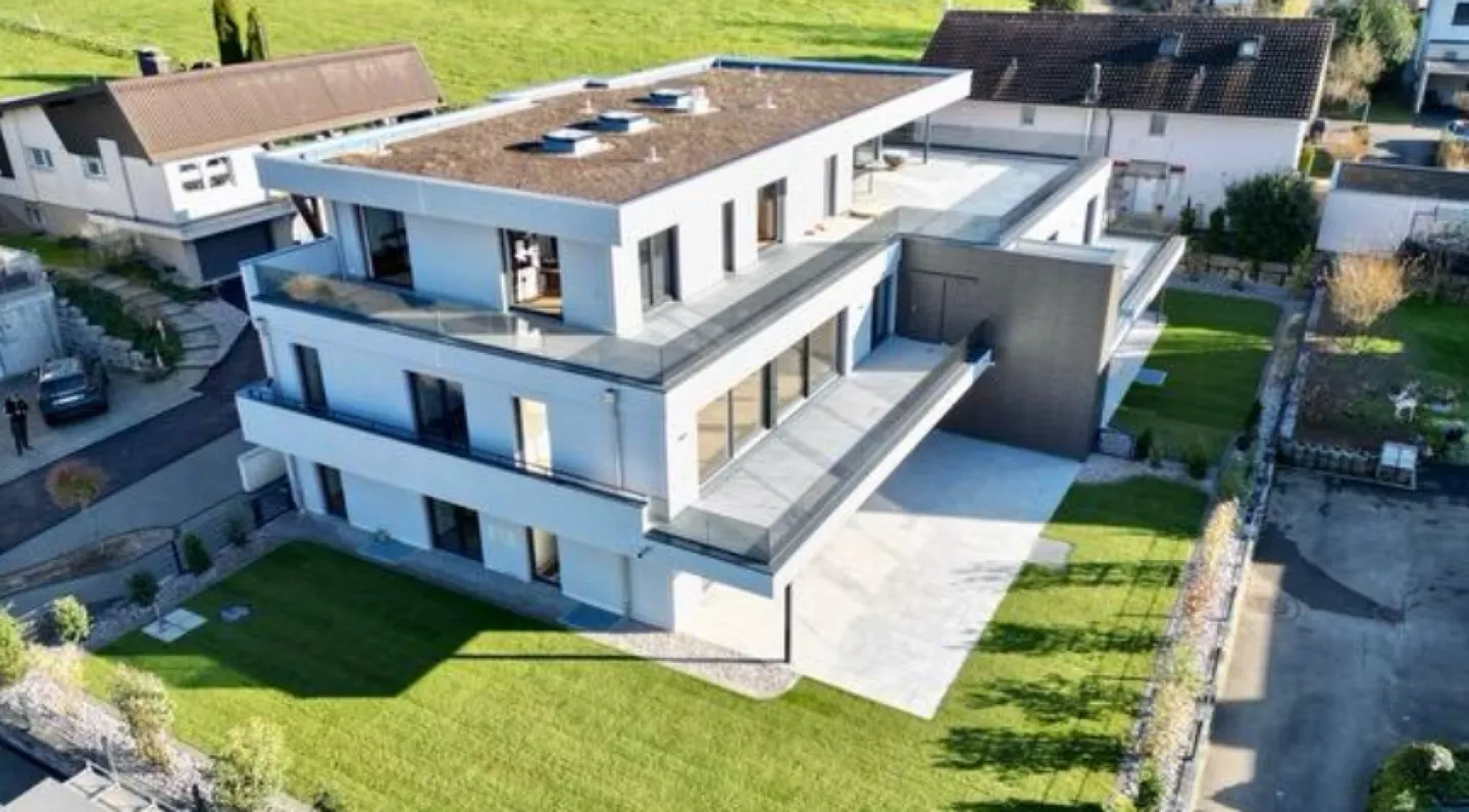 Appartamento 4.5 stanze quasi nuovo con terrazza solare di 50 m², cucina Bora e 2 posti auto E - Foto 1 di 6