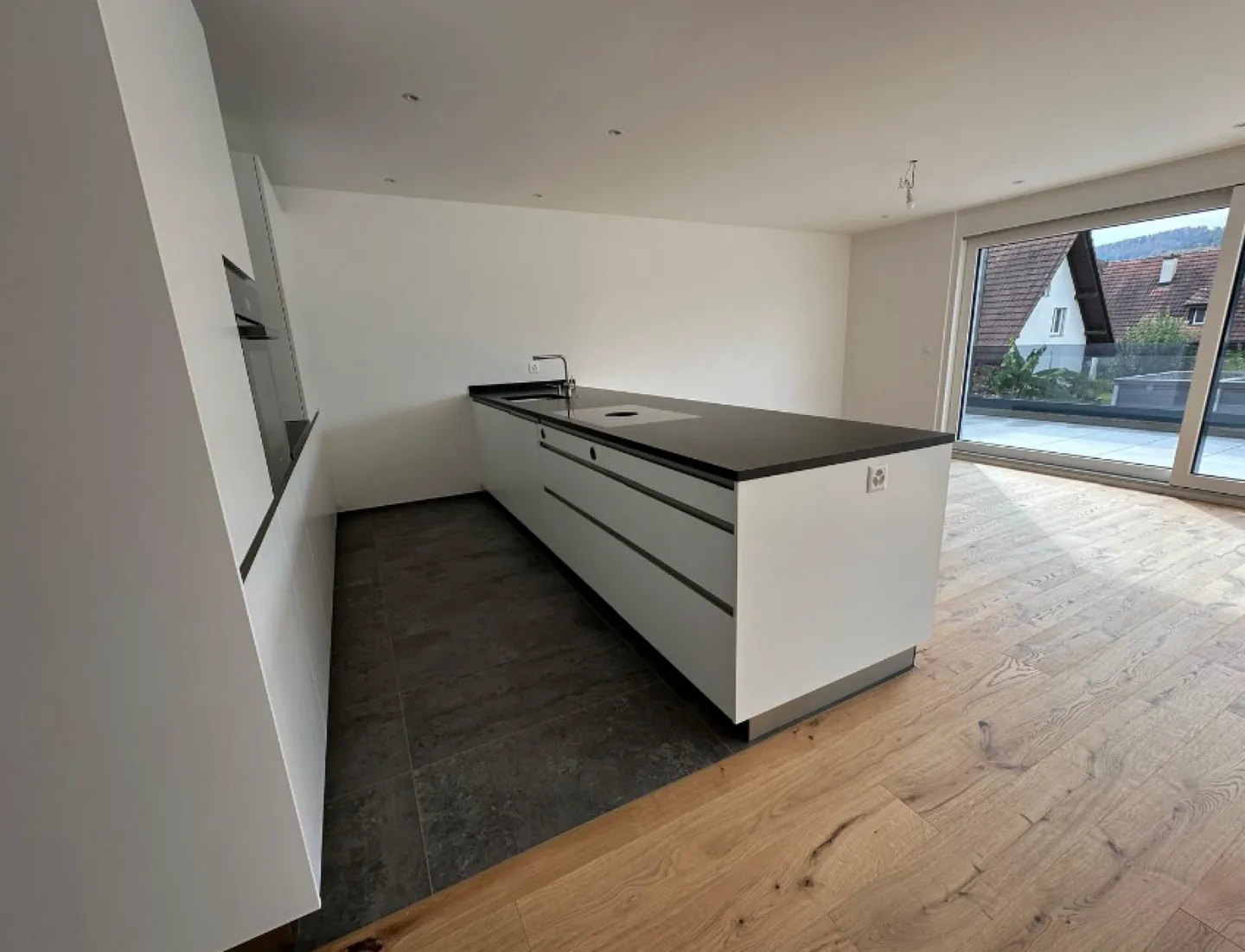 Appartamento 4.5 stanze quasi nuovo con terrazza solare di 50 m², cucina Bora e 2 posti auto E - Foto 3 di 6