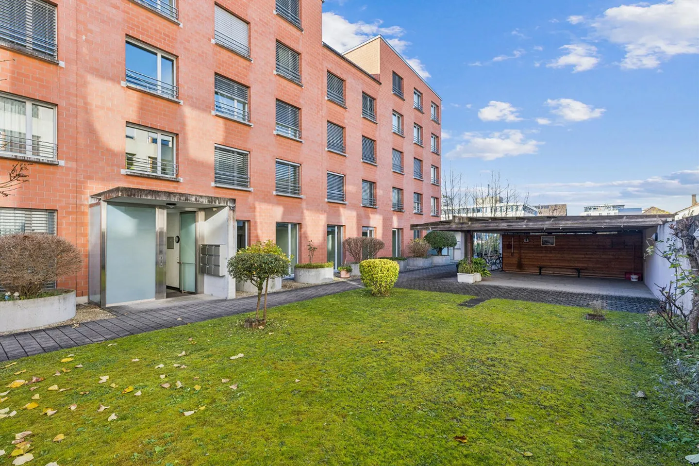 Beautiful first occupancy apartment with studio - Photo 11 of 12