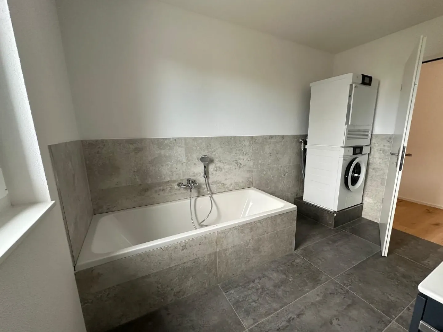 Appartamento 4.5 stanze quasi nuovo con terrazza solare di 50 m², cucina Bora e 2 posti auto E - Foto 4 di 6